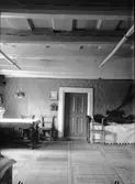 Bostadsinteriör, rum med säng, Västerlövsta socken, Uppland 1933