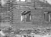 Rivning av hus, sannolikt i Västerlövsta socken, Uppland 1935