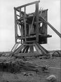 Väderkvarn under nedmontering, Uppland 1935