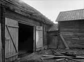 Loge, skjul och portlider - Pettersson, Altuna, Börje socken, Uppland sannolikt 1920-tal