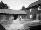 Gårdsmiljö, mangård - Pettersson, Altuna, Börje socken, Uppland sannolikt 1920-tal