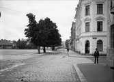 Vaksalagatan i korsningen med Väderkvarnsgatan, Uppsala, sannolikt 1920-tal