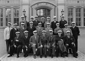 Jubilerande studenter utanför Högre Allmänna Läroverket, Uppsala juni 1938