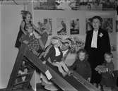 Barn på utställning av leksaker, Uppsala 1938