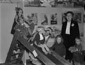 Barn på utställning av leksaker, Uppsala 1938