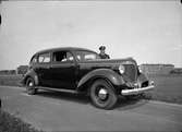 Chaufför vid bil, Uppsala 1938