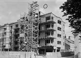 Bygge av flerbostadshus, kvarteret Hörnet, korsningen S:t Johannesgatan - Kyrkogårdsgatan, Uppsala augusti 1938