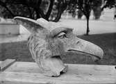 Skulptur av en gam från Uppsala domkyrka 1939