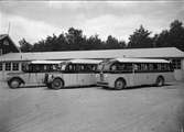 Bussar tillhörande Uppsala Centrala Omnibuss AB vid bussgarage vid Gråbergsvägen - Skogsbergsvägen, Eriksberg, Uppsala 1939
