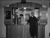 Torsten Walin framför disken, hans hustru brygger kaffe, nuvarande Café Alma, Universitetshuset, Uppsala 1941