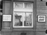 Kostråd i ett av Fackskolan för huslig ekonomis fönster mot Slottsgränd, Uppsala 1941