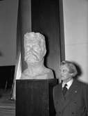Skulptören Carl Eldh vid sin byst av Hjalmar Branting, sannolikt Uppsala, 1941