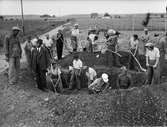Kursdeltagare arbetar med grunden till en A I V-silo hos lantbrukare J Johansson, Godegård, Vaksala socken, Uppland 1941