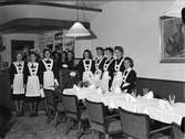 Serveringspersonal hos nyinvigda Restaurant Tewes, Drottninggatan 5, Uppsala oktober 1941