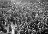 Sista april-firande på Nybron och Drottninggatan, Uppsala 1937