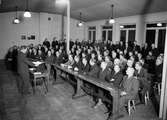 Talare eller föreläsare med manliga åhörare, sannolikt Uppsala 1942