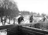 Timmermän arbetar med byggnad på Kvekgården, Fröslunda socken, Uppland december 1933