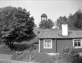 Klockstapel och bostadshus vid Värmdö kyrka, Uppland 1924