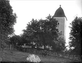 Kvigor utanför Yttergrans kyrka, Yttergrans socken, Uppland 1912