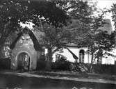 Stavby kyrka med stiglucka, Stavby socken, Uppland i juni 1917