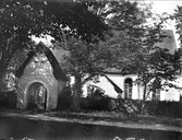 Stavby kyrka med stiglucka, Stavby socken, Uppland i juni 1917