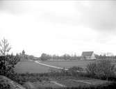 Landskapsvy med Östuna kyrka, Östuna socken, Uppland 1917