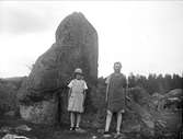 Två flickor vid flyttblock i Härvsta, Simtuna socken, Uppland 1928