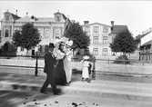 Promenad på Västra Ågatan, Uppsala 1900