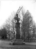 Karl XIV Johan-statyn i Engelska parken dekorerad med stege, Uppala tidigt 1900-tal