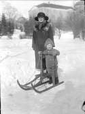 Mamma och barn med spark, Slottsbacken, Uppsala före 1932