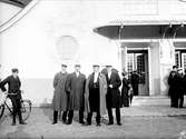 Medlemmar i manskören Orphei Drängar utanför konsertlokal 1913