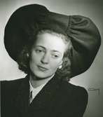 Porträtt av kvinna med hatt i svart filt. Hatt använd vid franska avdelningens uppvisning september 1947.