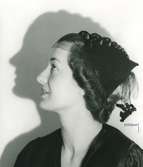 FA, Porträtt av kvinna i hatt med flor.