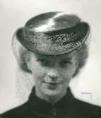 Fb, Porträtt av kvinna med hatt. Flor med moucher.