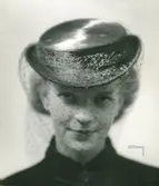 Fb, Porträtt av kvinna med hatt. Flor med moucher.