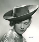 Fb, Porträtt av kvinna i hatt av Jeanne Patou. Lila filt.