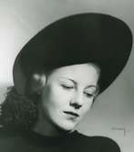 Fb, Porträtt av kvinna med hatt. Svart filt.