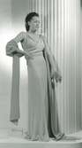 Helporträtt av kvinna med klänning i modell av Molyneux. Siden med lång sjal.
