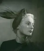 Porträtt av kvinna i svart stråhatt med grön paradisfågel av Legroux Soeurs.