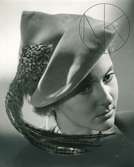 Porträtt av kvinna i senapsgul velourhatt med fasanfjädrar. Modell från Maison Gilbert Orcel.