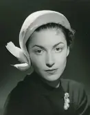 Porträtt av kvinna med vit fjäderhatt. Modell från Nordiska Kompaniet.