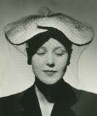 Porträtt av kvinna i hatt med flor av Gilbert Orcel.