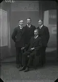 Gruppbild av fyra män, ateljébild. Beställare: Johan Svensson, Munkaskog, Tvååker.