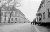 Bilden tagen mot norr. Huset närmast kameran till höger ligger i kvarteret Apotekaren. Längre bort till vänster syns Rommelska huset.