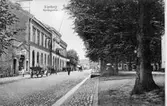 Kyrkogatan mot öster. Kvarteret till vänster är Köpmannen. 
Text: Varberg Kyrkogatan. Fototid: 1910-tal.