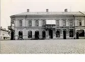 Kvarteret Rådhuset. Hörnet Torggatan-Drottninggatan. Bilden tagen mot öster. I hörnet ligger Göteborgs handelsbank. Exteriör. Fototid: 1920-tal.
