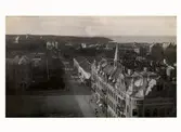 Utsikt över stadens södra delar från kyrkan. Närmast, till höger, stadshuset/stadshotellet vid Kungsgatan. På andra sidan torget ses en  del av sparbanken.