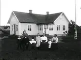 Göran Johansson, Emil Johansson, Alfrida Johansson, Gärda Johansson, Karin Johansson samtliga Näs i utomhusmiljö framför ett hus med vacker veranda.