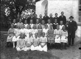 Konfirmandgrupp. 2:a raden från vänster är Vera Christenson Ugnshult. Prästens namn är Hultskog.