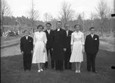 Konfirmandgrupp. Prästens efternamn är Roudén. Arne Erlandsson, Helka i Vimshult (finskt krigsbarn), Uno Wallin och Gullan Danielsson är fyra av de sex konfrimanderna.